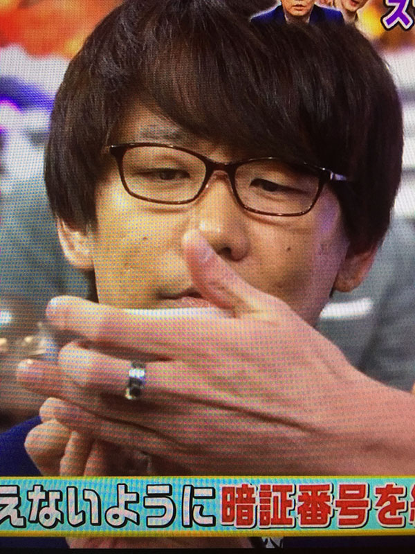 小宮さんに書く位置を指示するシーン
