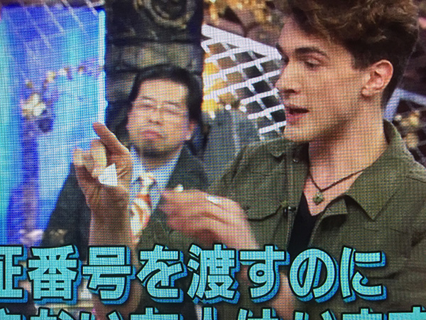 ティモンが紙の隙間を覗いているシーン